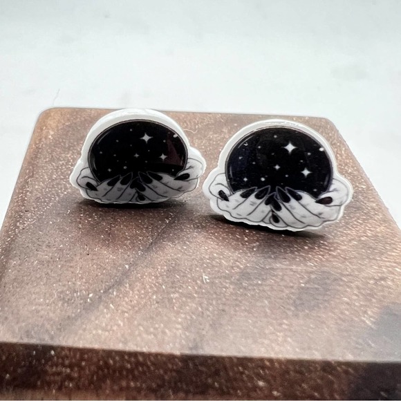 Night Goddess, tarot, hands and stars stud earrings. Small. - Picture 12 of 12